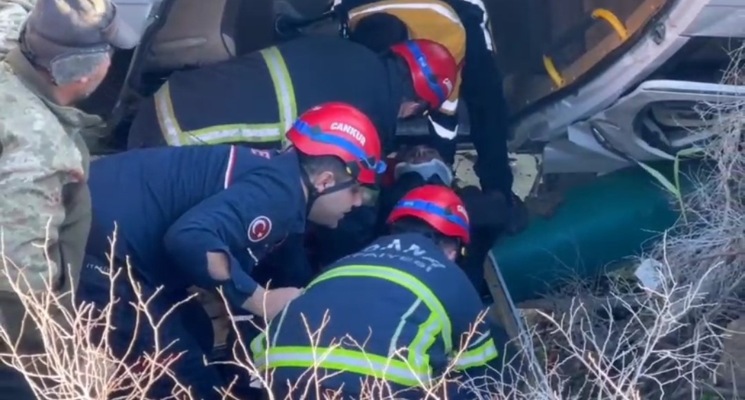 Adana’da öğrenci servisi şarampole devrildi: 2’si ağır 9 yaralı
