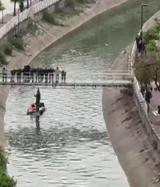 Adana’da otomobil sulamana kanalına düştü
