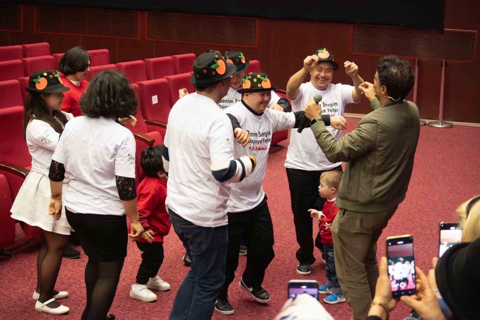 Adana’da özel ihtiyaçlı çocuklar sanatçı Uğur Aslan ile buluştu
