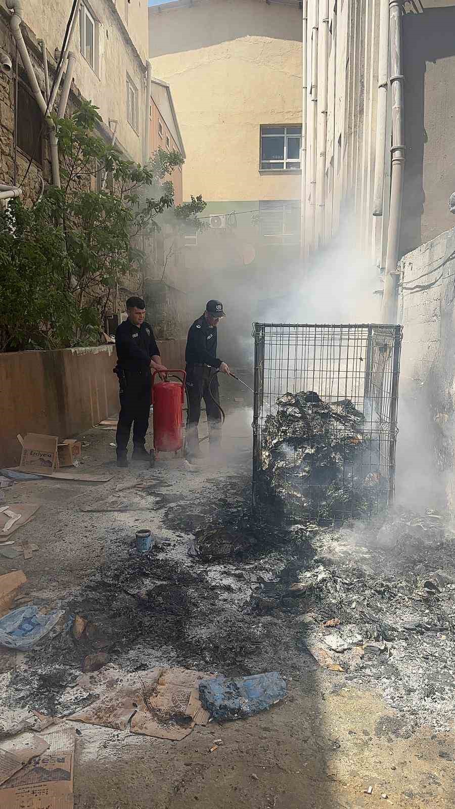 Adana’da polis ekiplerinin müdahalesi yangının büyümesini önledi
