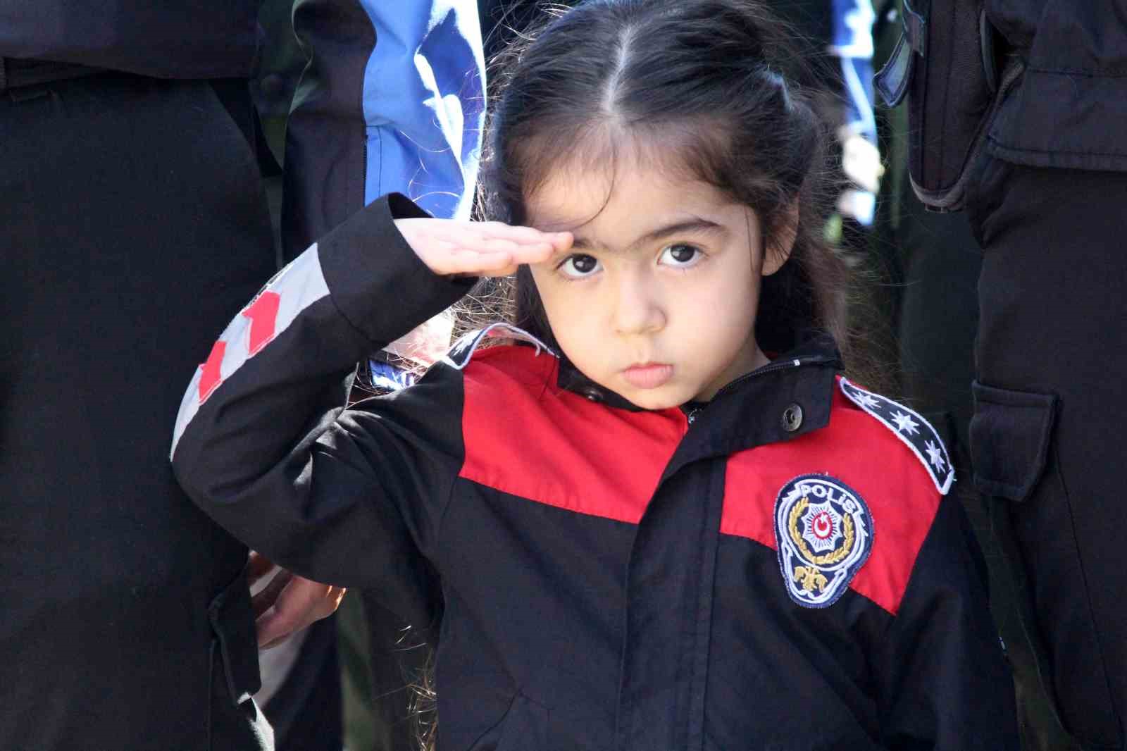 Adana’da polis korteji nefes kesti
Adana’da polis korteji nefes kesti