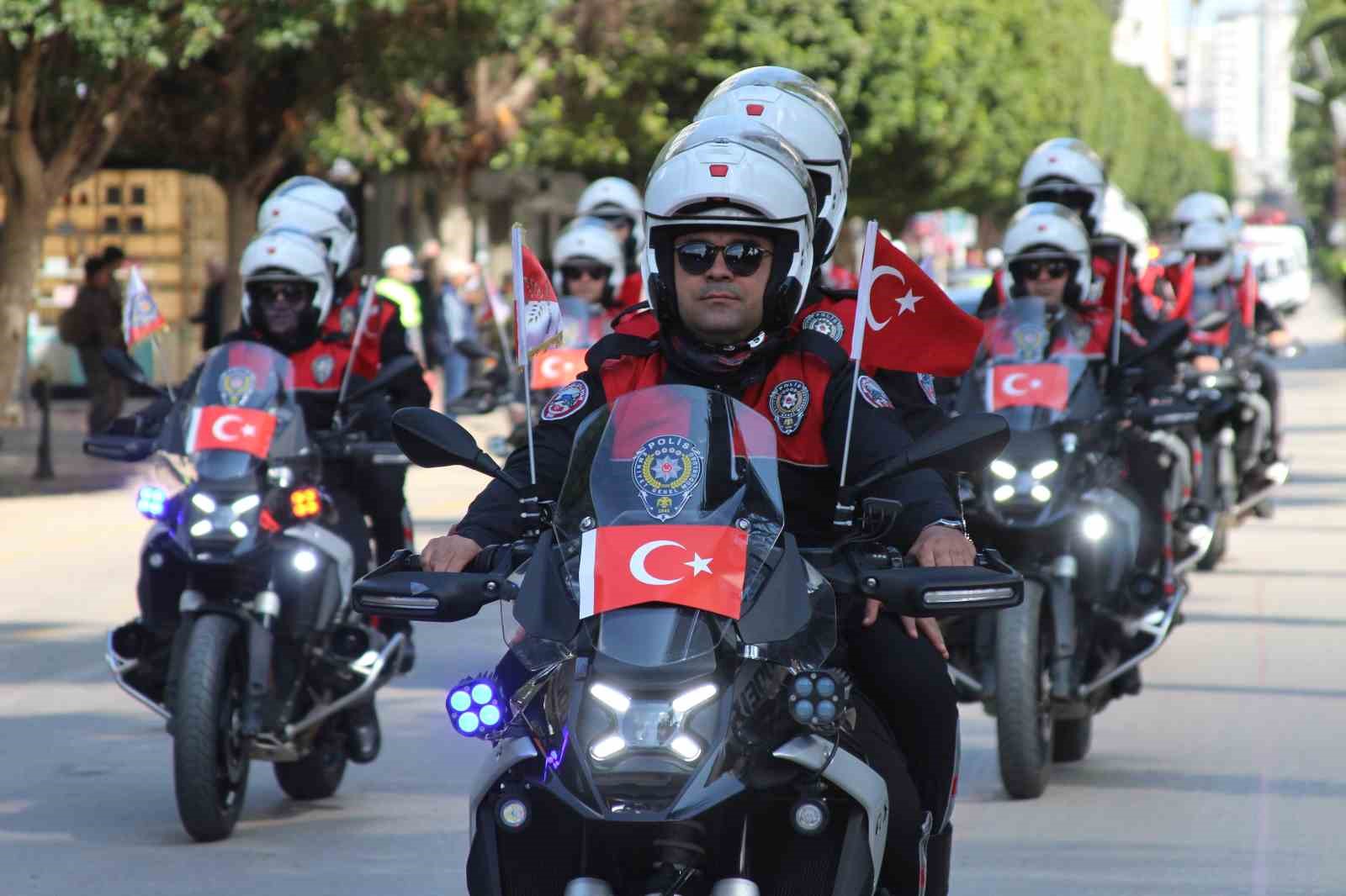 Adana’da polis korteji nefes kesti
Adana’da polis korteji nefes kesti