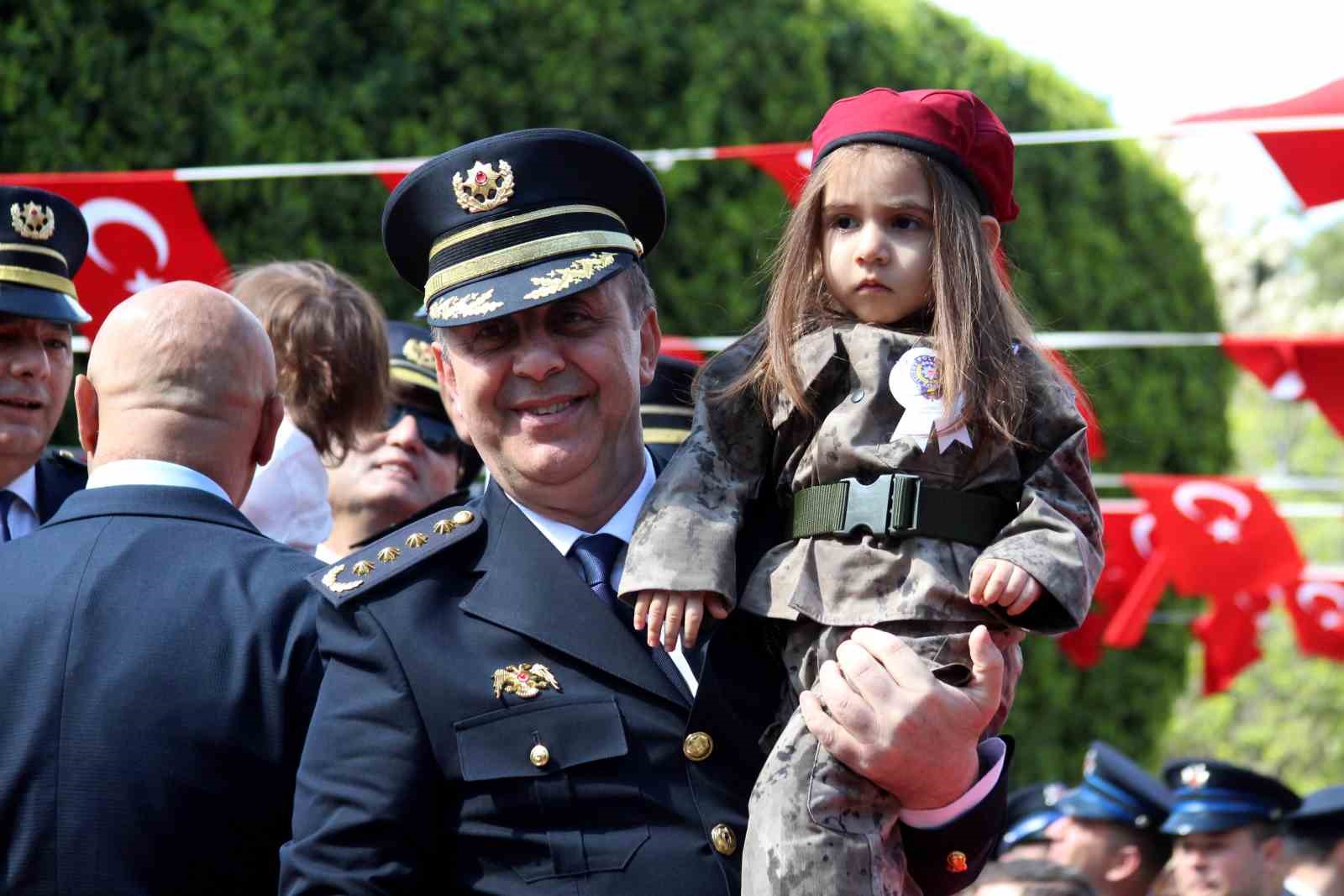 Adana’da polis korteji nefes kesti
Adana’da polis korteji nefes kesti