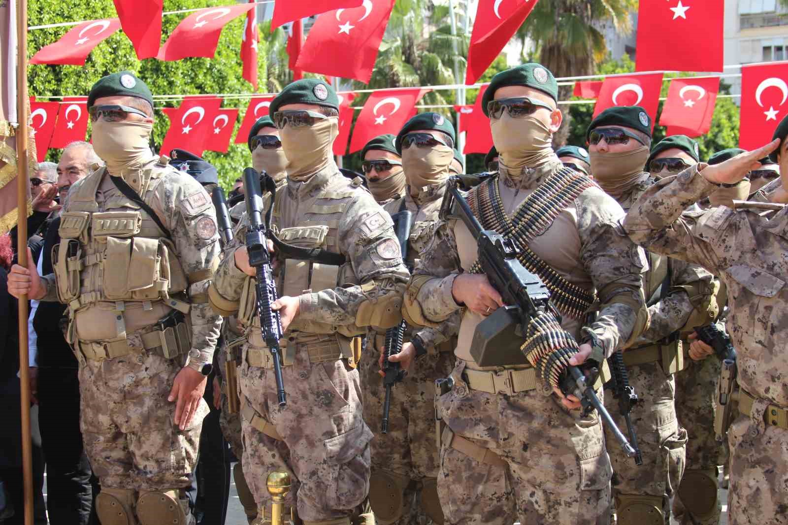 Adana’da polis korteji nefes kesti
Adana’da polis korteji nefes kesti