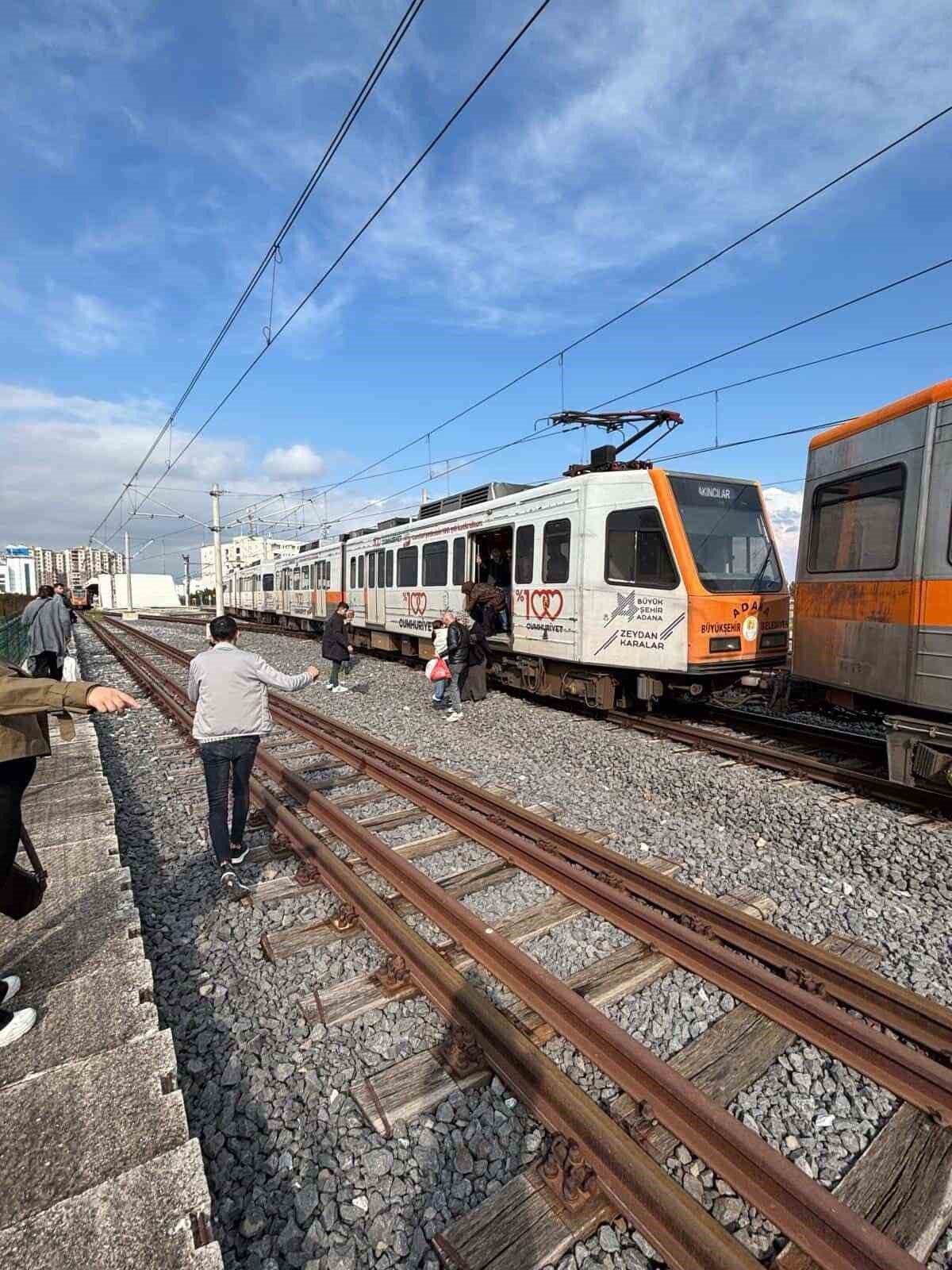 Adana’da raydan çıkan metro vagonu direğe çarptı
