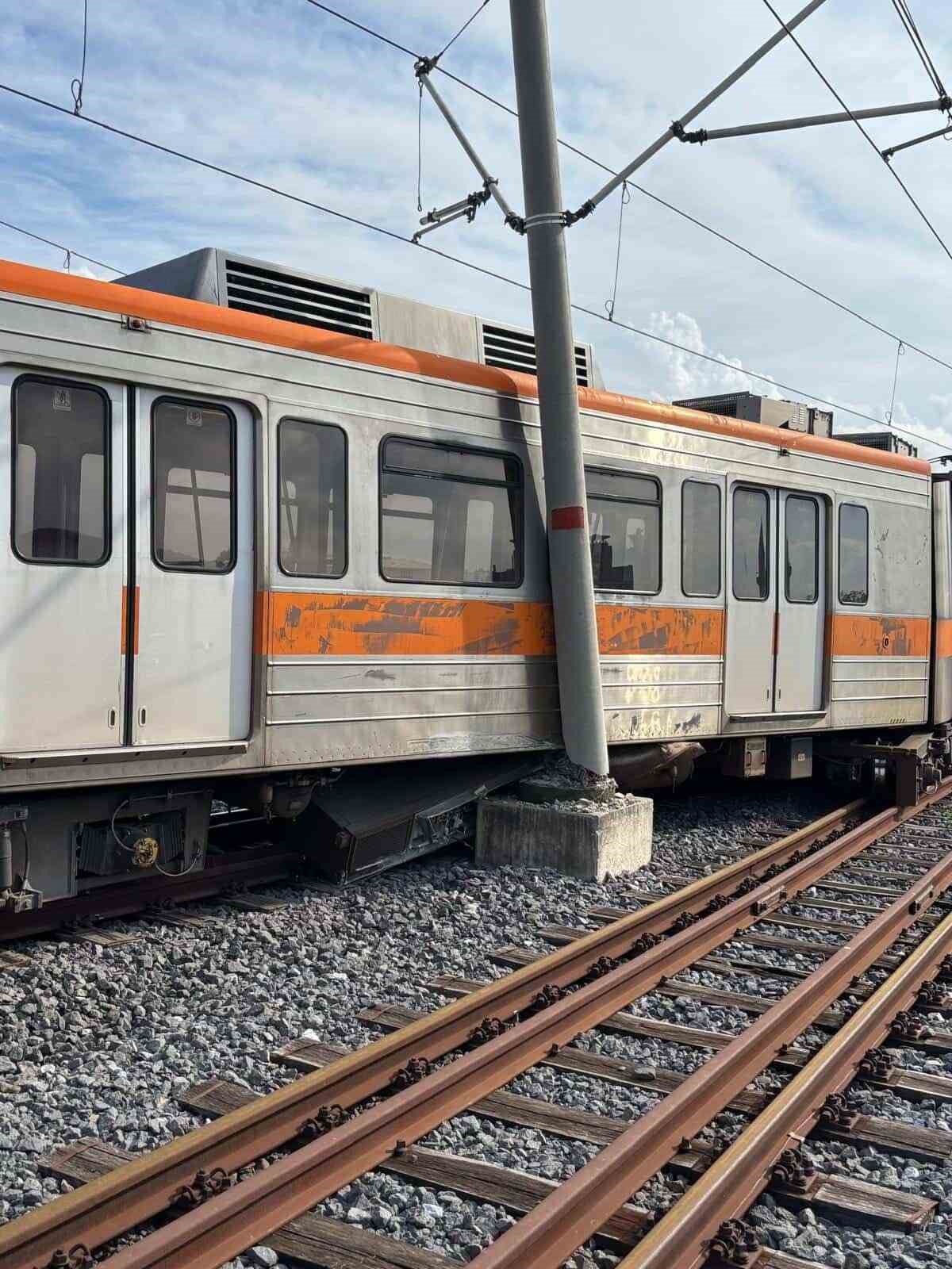 Adana’da raydan çıkan metro vagonu direğe çarptı
