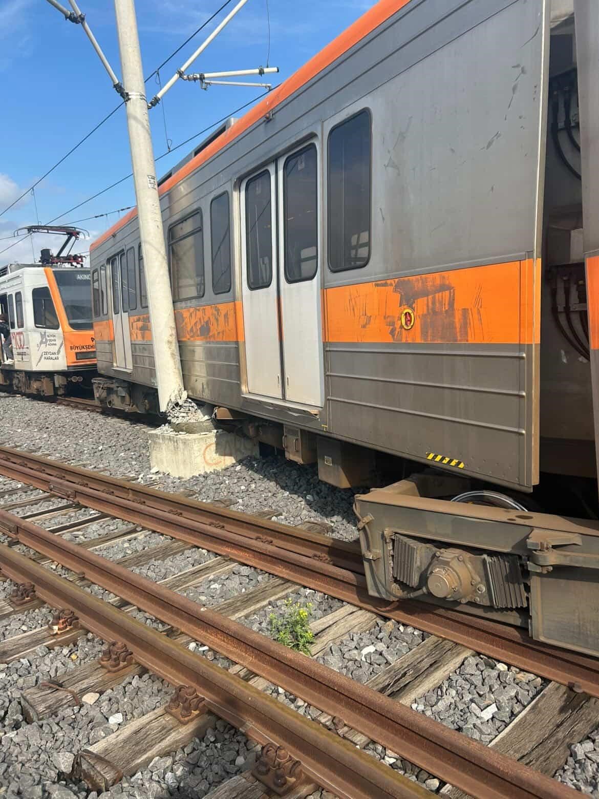 Adana’da raydan çıkan metro vagonu direğe çarptı
