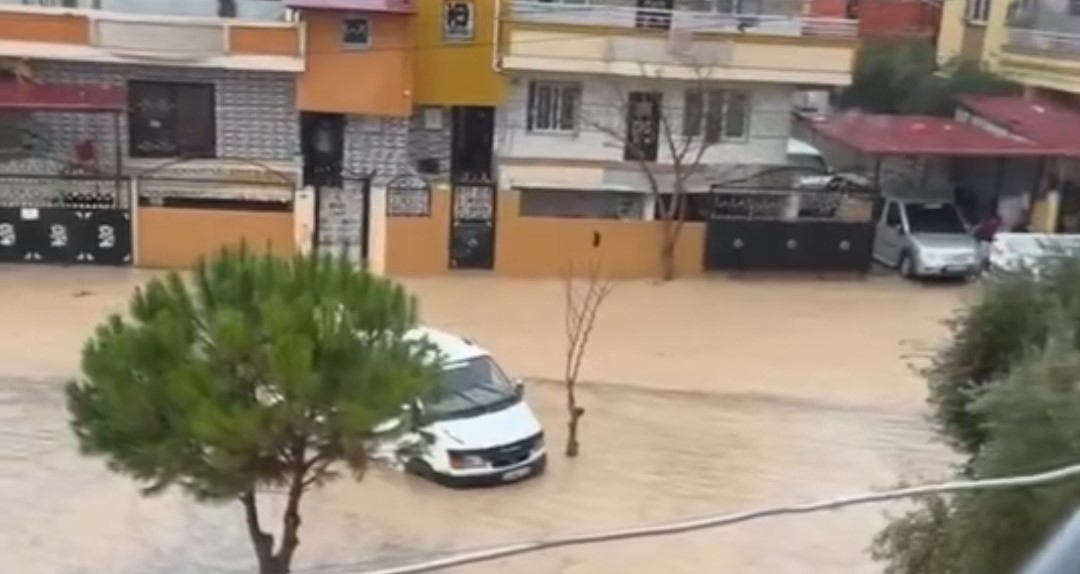 Adana’da sağanak hayatı felç etti: Araçlarında mahsur kalan vatandaşları itfaiye kurtardı
