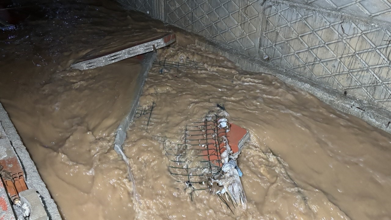 Adana’da sağanak yağmur hayatı felç etti: Yollar göle döndü, araçlar mahsur kaldı
