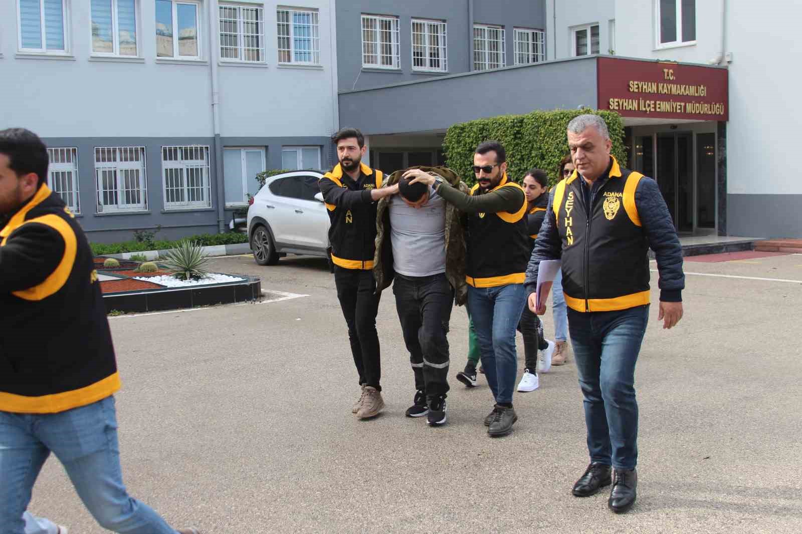 Adana’da şantaj ve tehdit şebekesi polisin operasyonuyla çökertildi
Adana’da şantaj ve tehdit şebekesi polisin operasyonuyla çökertildi
