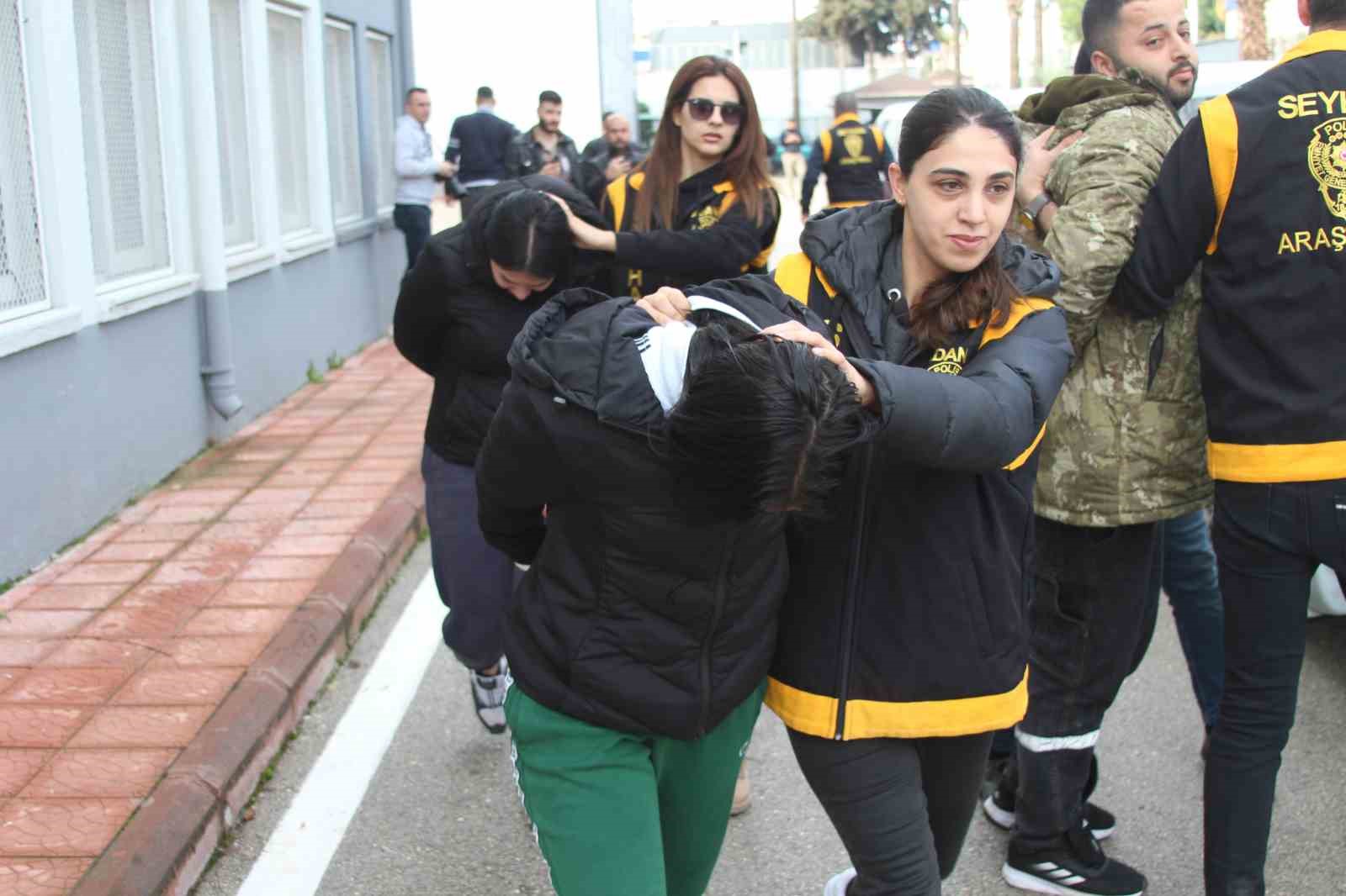 Adana’da şantaj ve tehdit şebekesi polisin operasyonuyla çökertildi
Adana’da şantaj ve tehdit şebekesi polisin operasyonuyla çökertildi