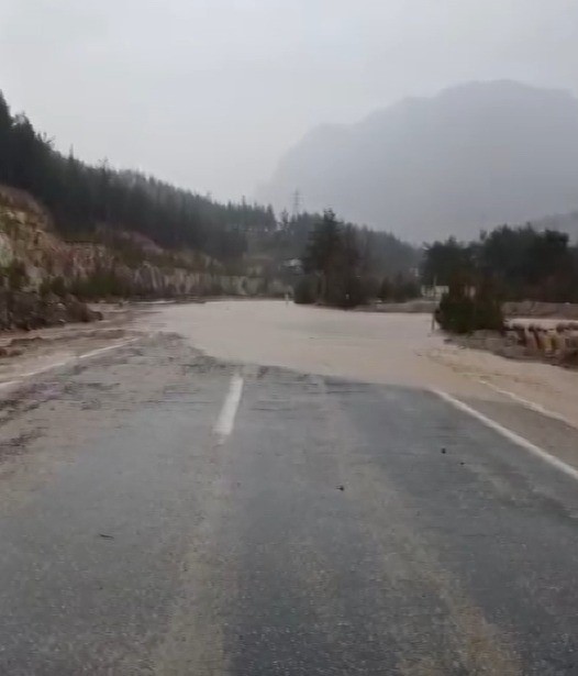 Adana’da sel ve heyelanlar ulaşımda aksamalara neden oldu

