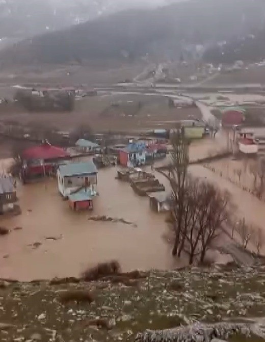 Adana’da sel ve heyelanlar ulaşımda aksamalara neden oldu
