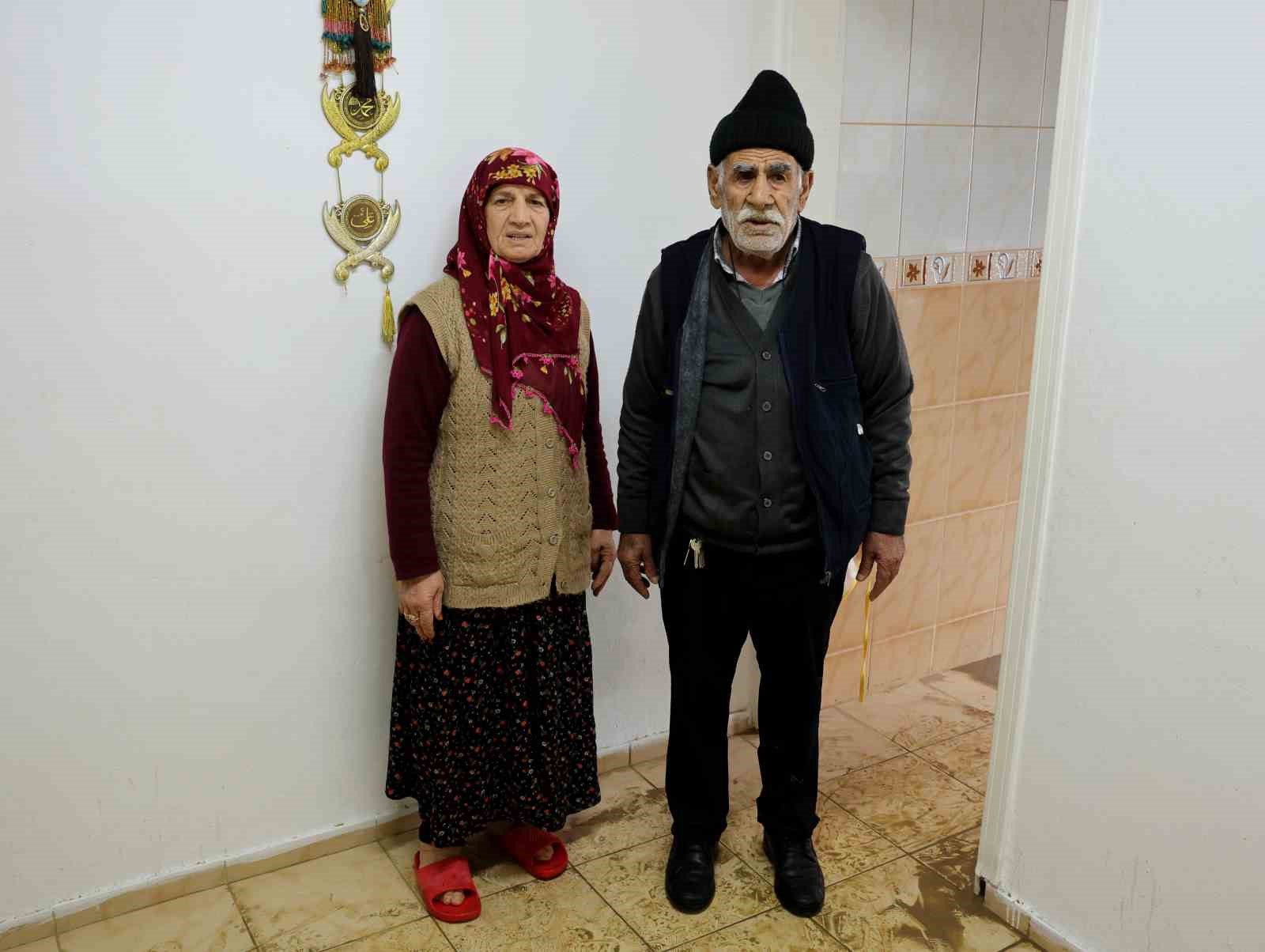 Adana’da selden geriye ıslak eşyalar, çamurlu yollar kaldı: Evlerini su basan vatandaşlar o anları anlattı
