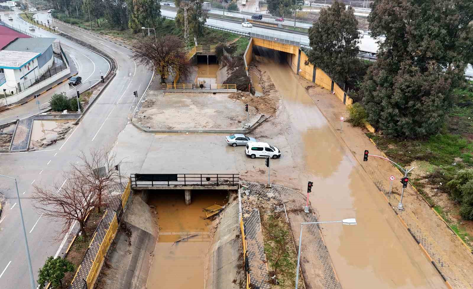 Adana’da selden geriye ıslak eşyalar, çamurlu yollar kaldı: Evlerini su basan vatandaşlar o anları anlattı
