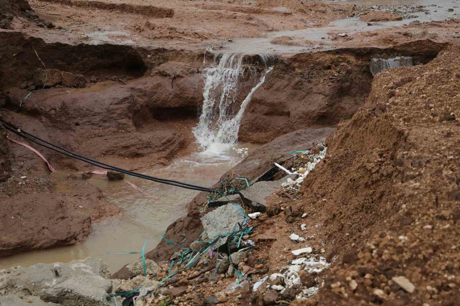 Adana’da selden geriye ıslak eşyalar, çamurlu yollar kaldı: Evlerini su basan vatandaşlar o anları anlattı

