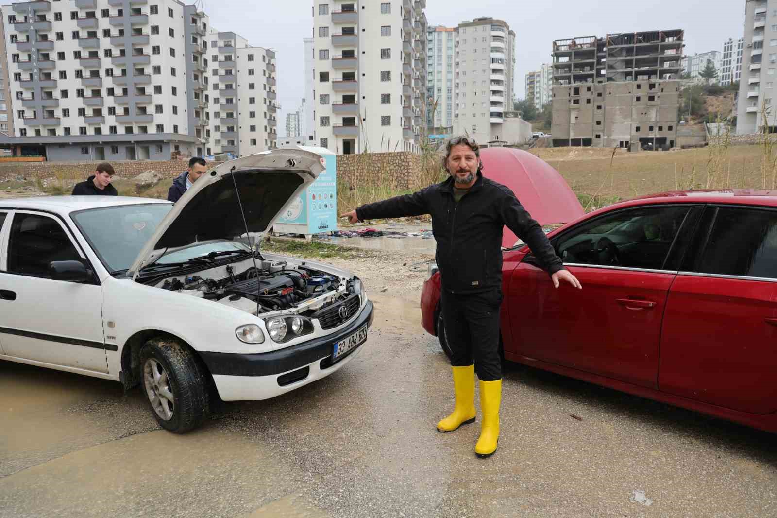 Adana’da selden geriye ıslak eşyalar, çamurlu yollar kaldı: Evlerini su basan vatandaşlar o anları anlattı
