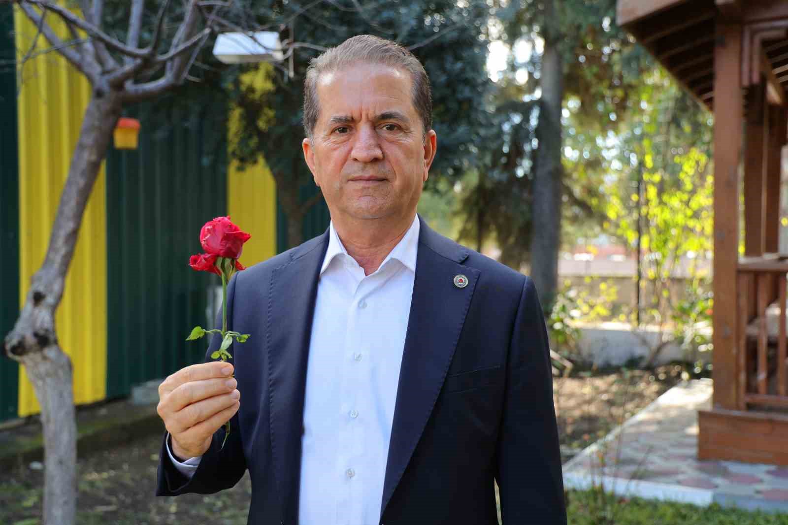 Adana’da sevgililerin gülleri dalında kurudu
