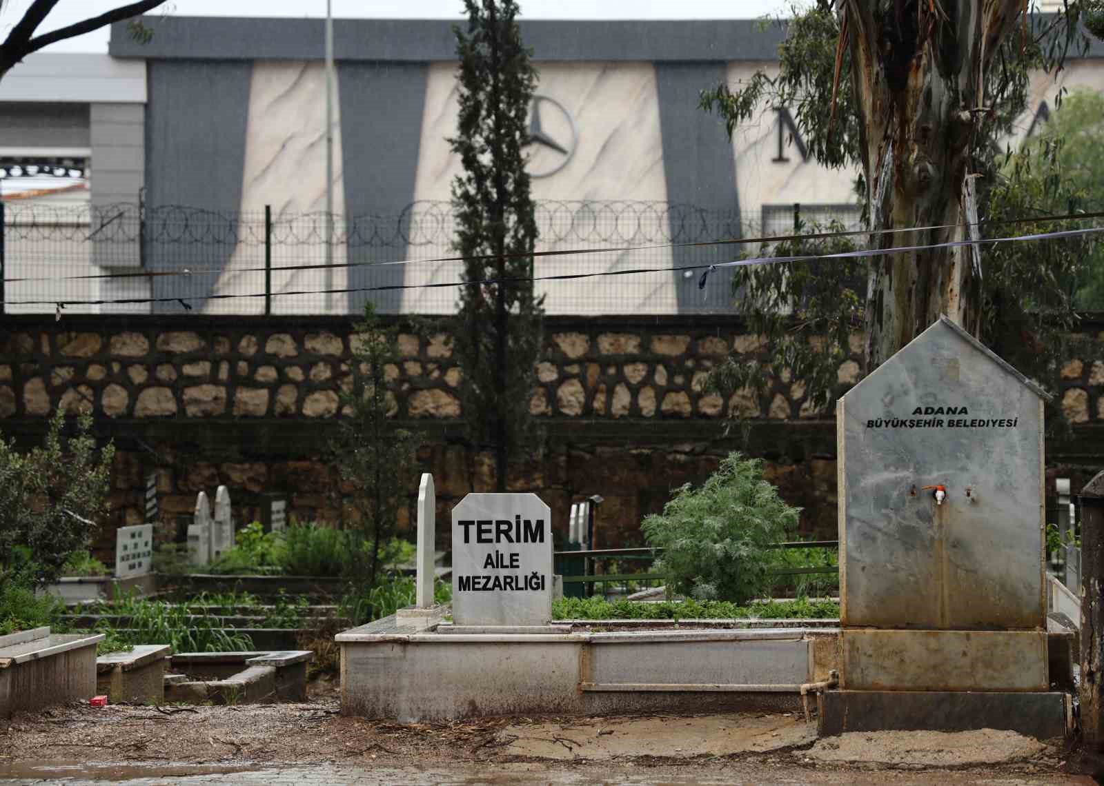Adana’da şiddetli yağış nedeniyle arife günü mezarlıklar boş kaldı
