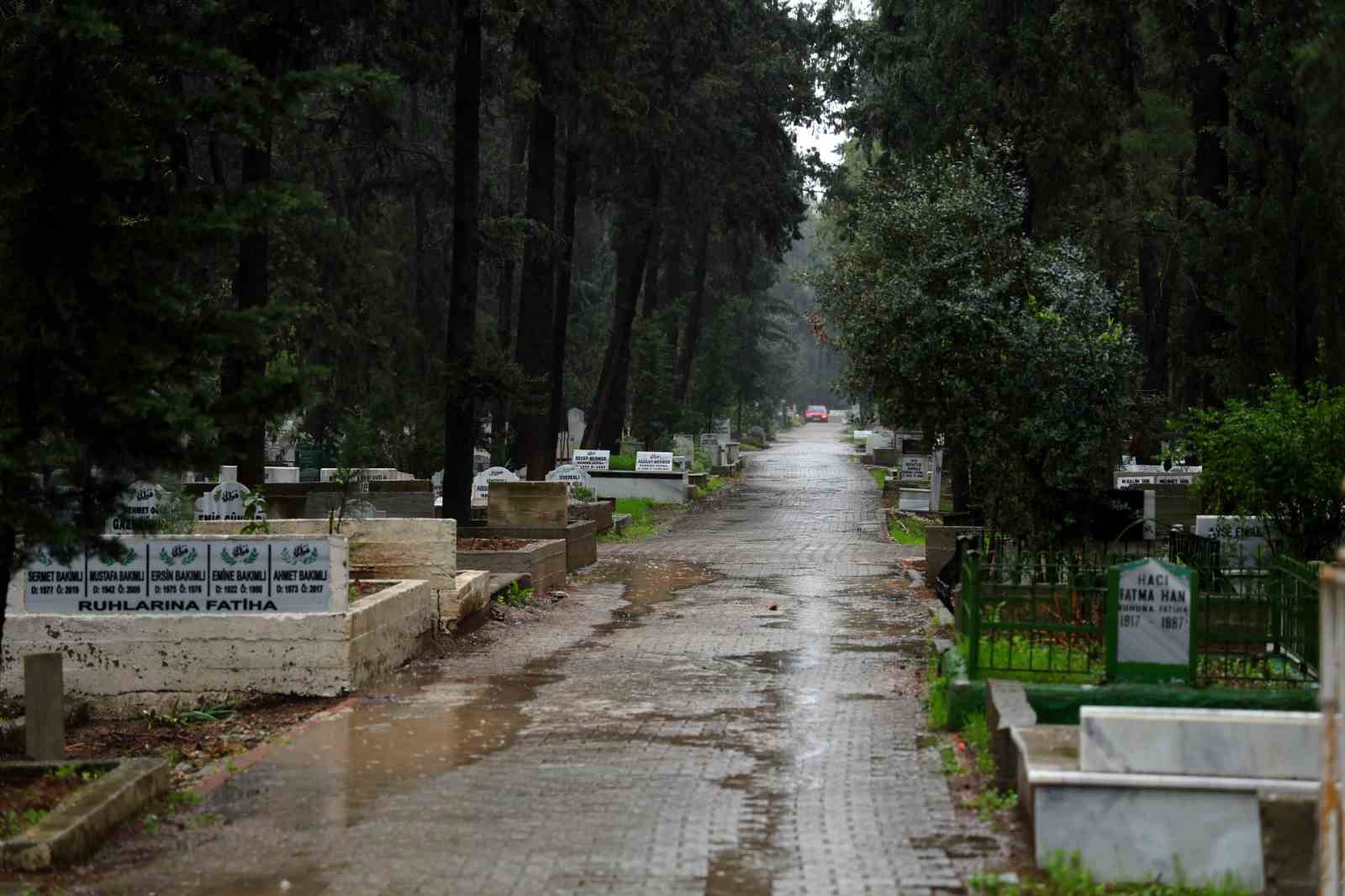 Adana’da şiddetli yağış nedeniyle arife günü mezarlıklar boş kaldı
