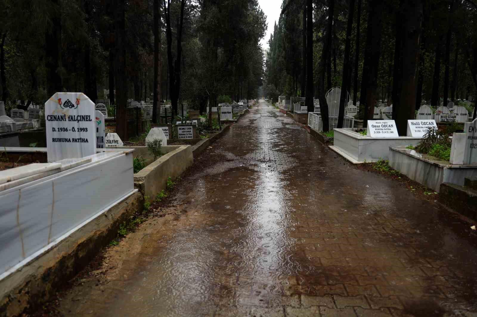 Adana’da şiddetli yağış nedeniyle arife günü mezarlıklar boş kaldı
