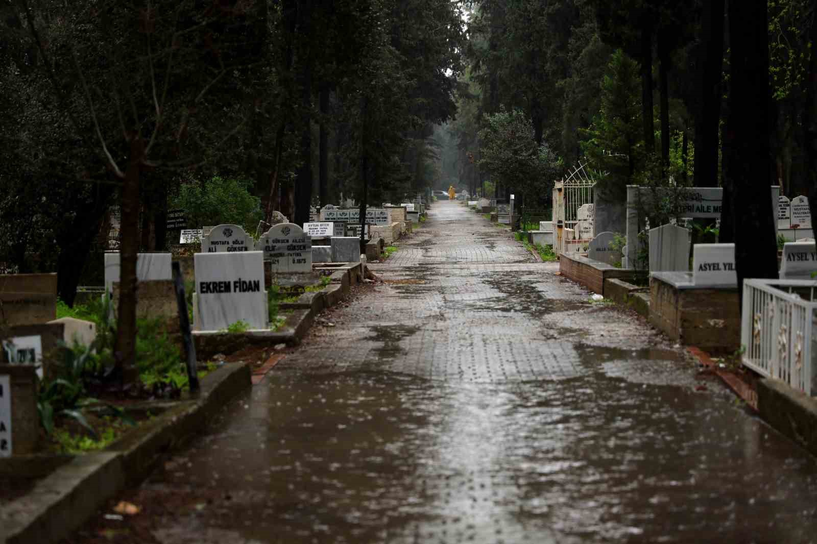 Adana’da şiddetli yağış nedeniyle arife günü mezarlıklar boş kaldı
