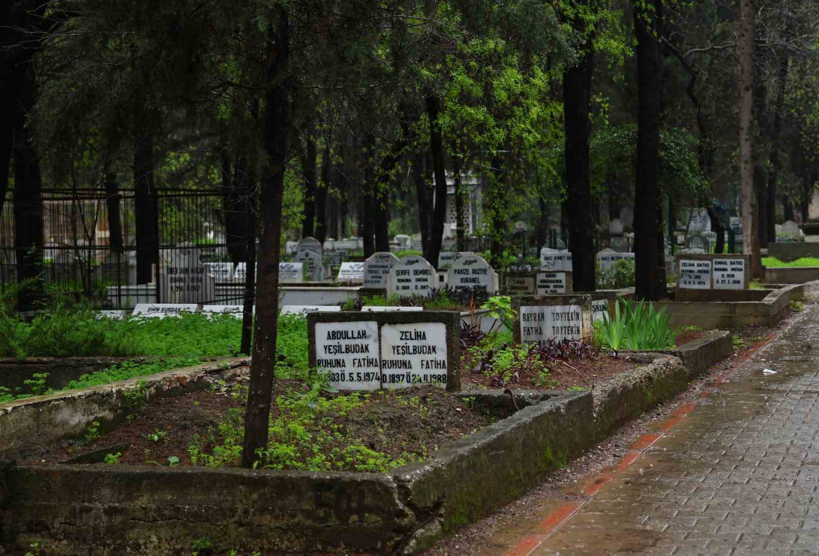 Adana’da şiddetli yağış nedeniyle arife günü mezarlıklar boş kaldı
