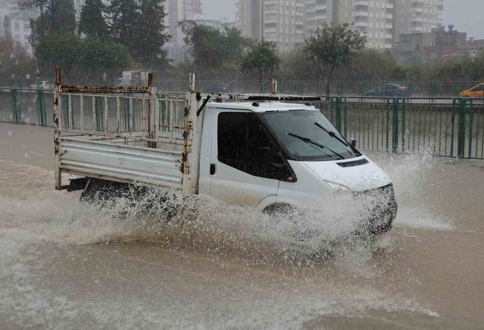 Adana’da şiddetli yağış yolları göle çevirdi, apartmanları su bastı
