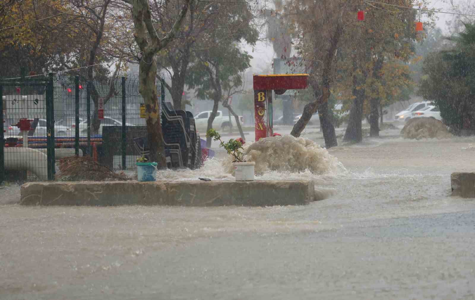 Adana’da şiddetli yağış yolları göle çevirdi, apartmanları su bastı
