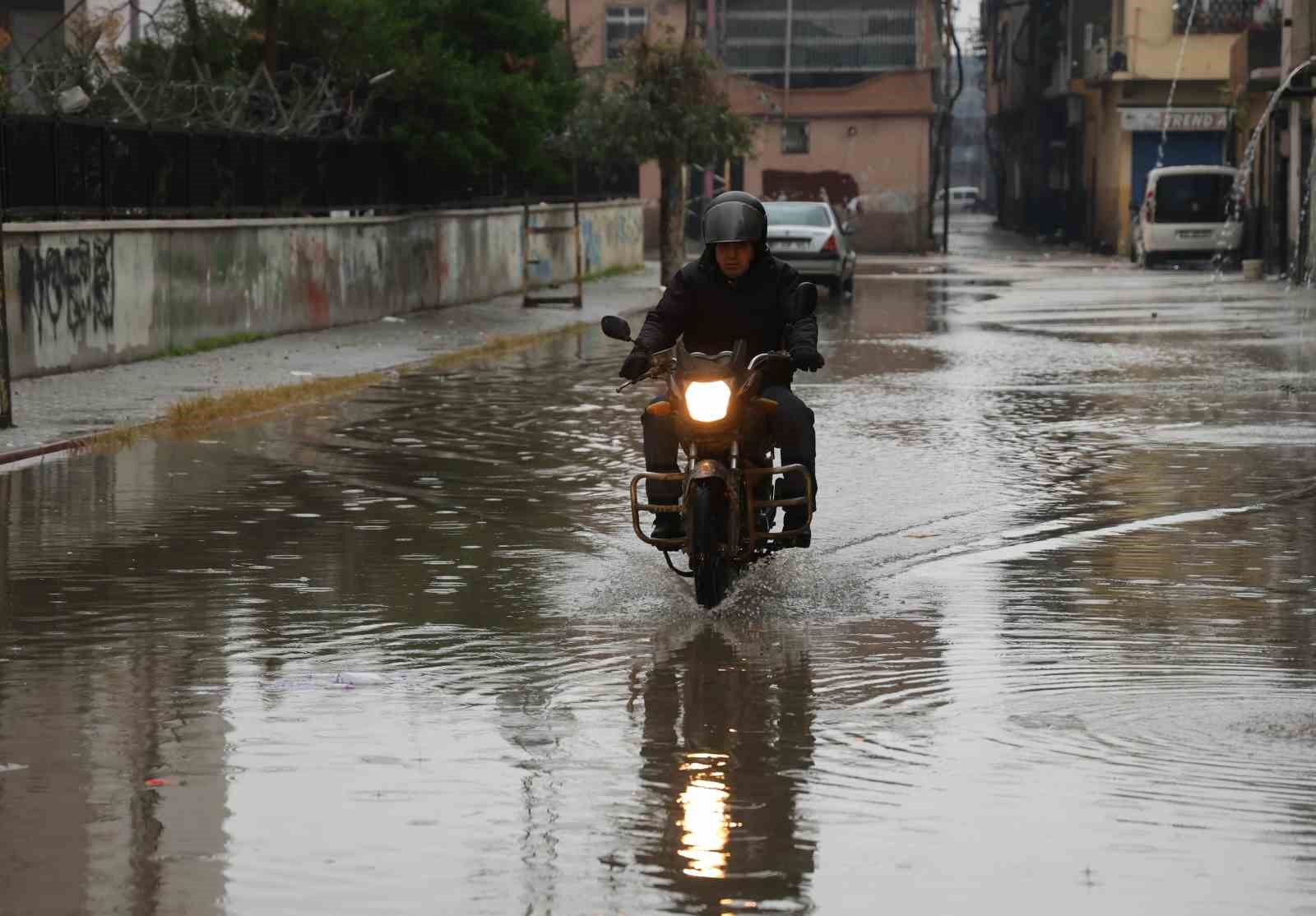 Adana’da şiddetli yağış yolları göle çevirdi, apartmanları su bastı
