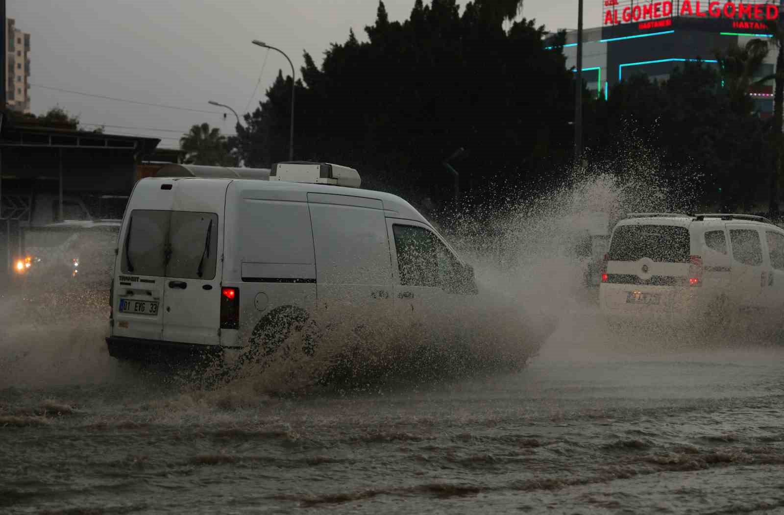 Adana’da şiddetli yağış yolları göle çevirdi, apartmanları su bastı
