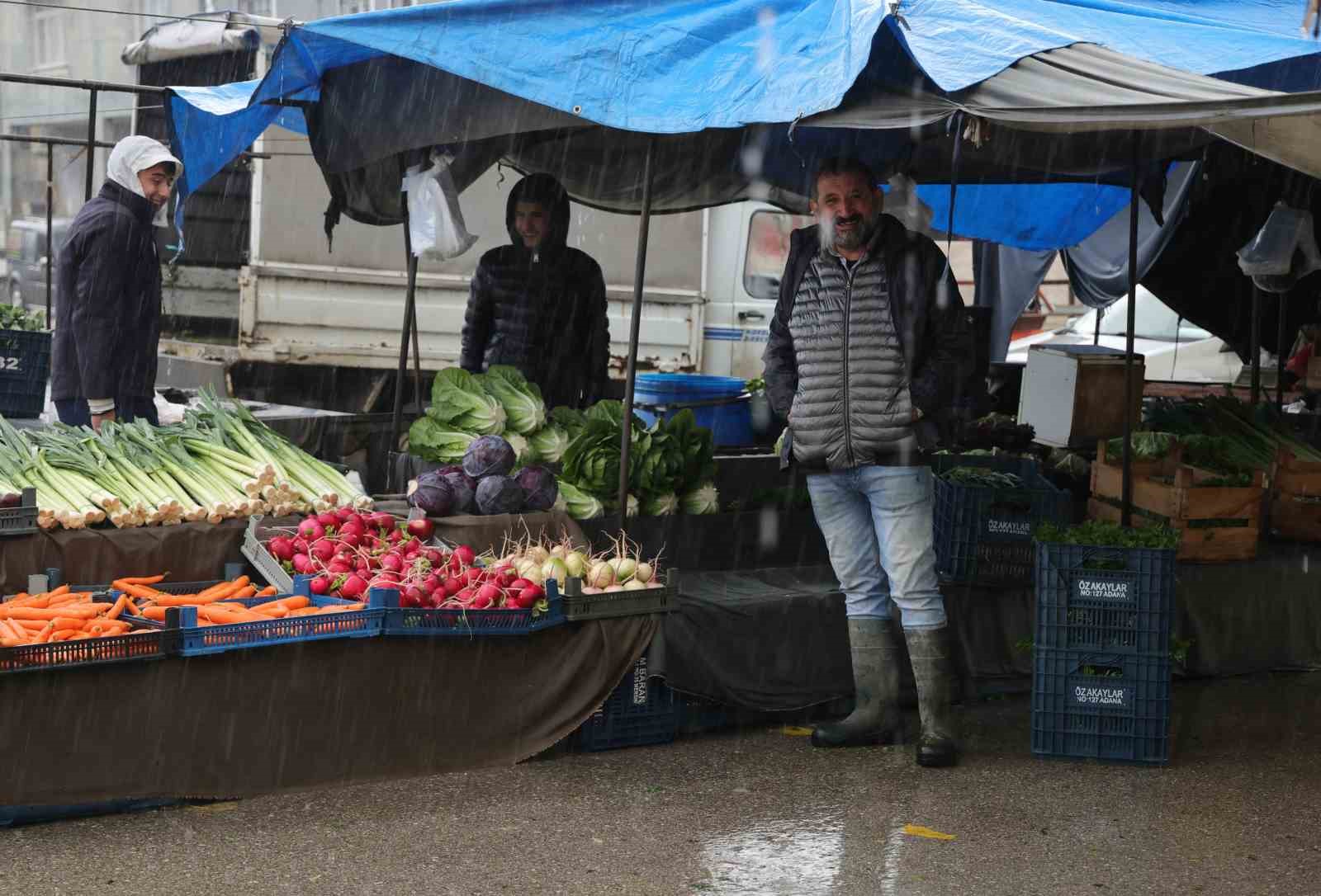 Adana’da şiddetli yağış yolları göle çevirdi, apartmanları su bastı
