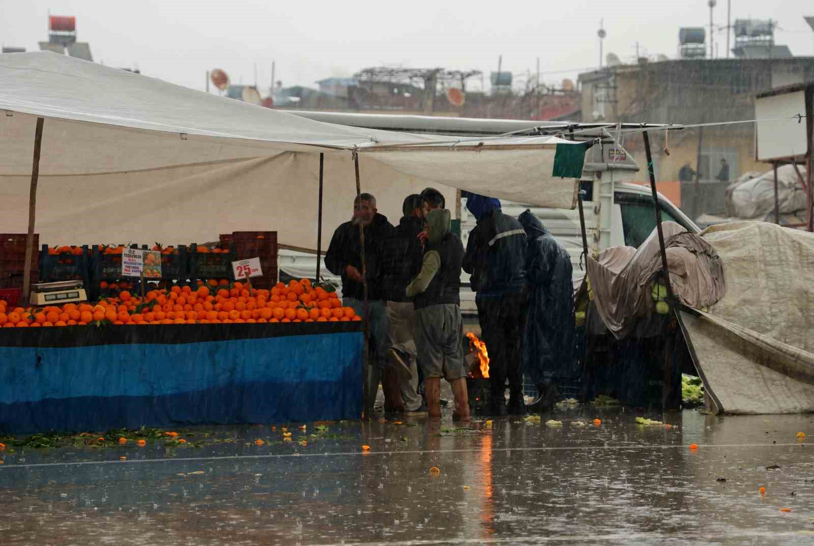 Adana’da şiddetli yağış yolları göle çevirdi, apartmanları su bastı
