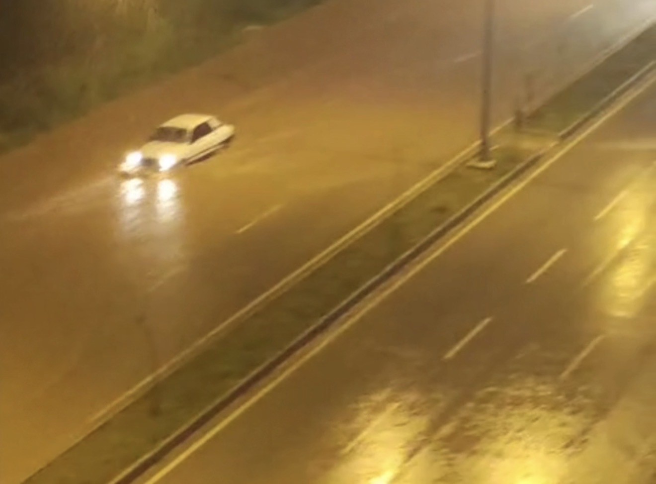 Adana’da şiddetli yağmur cadde ve sokakları göle çevirdi
