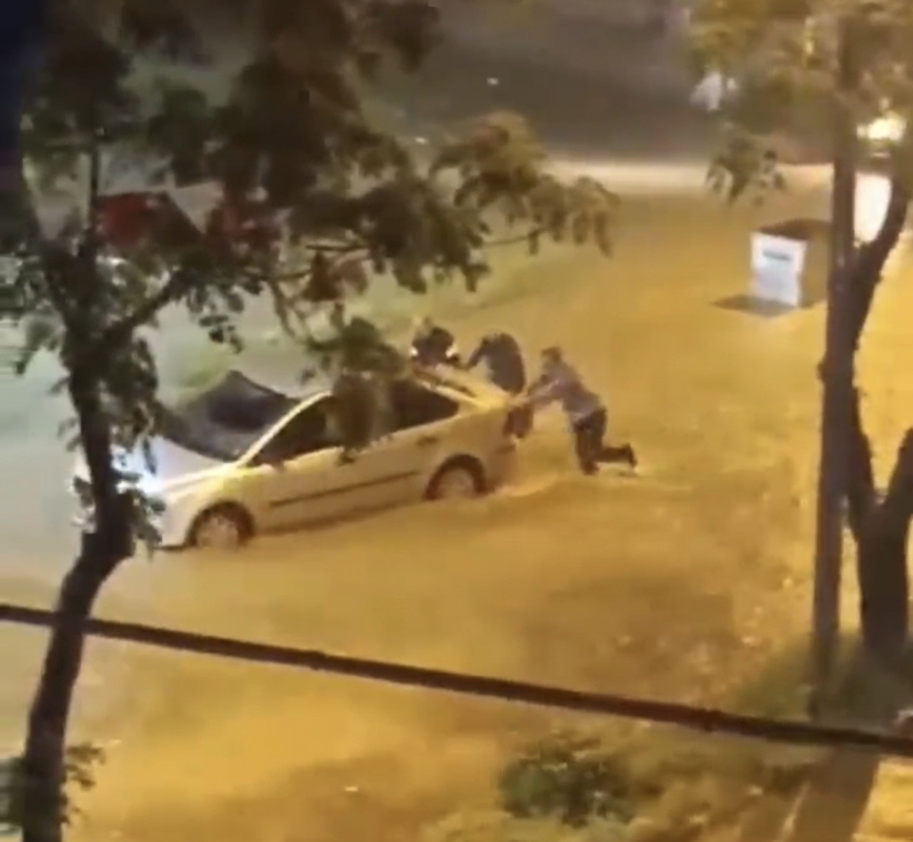 Adana’da şiddetli yağmur cadde ve sokakları göle çevirdi
