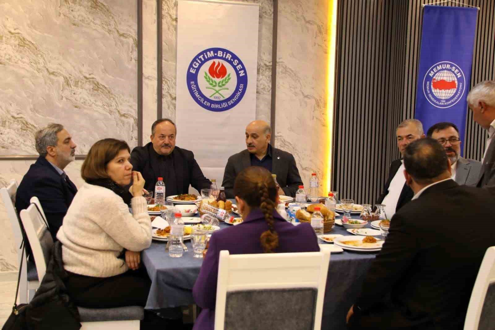 Adana’da sivil toplum ve eğitim camiası iftarda buluştu
