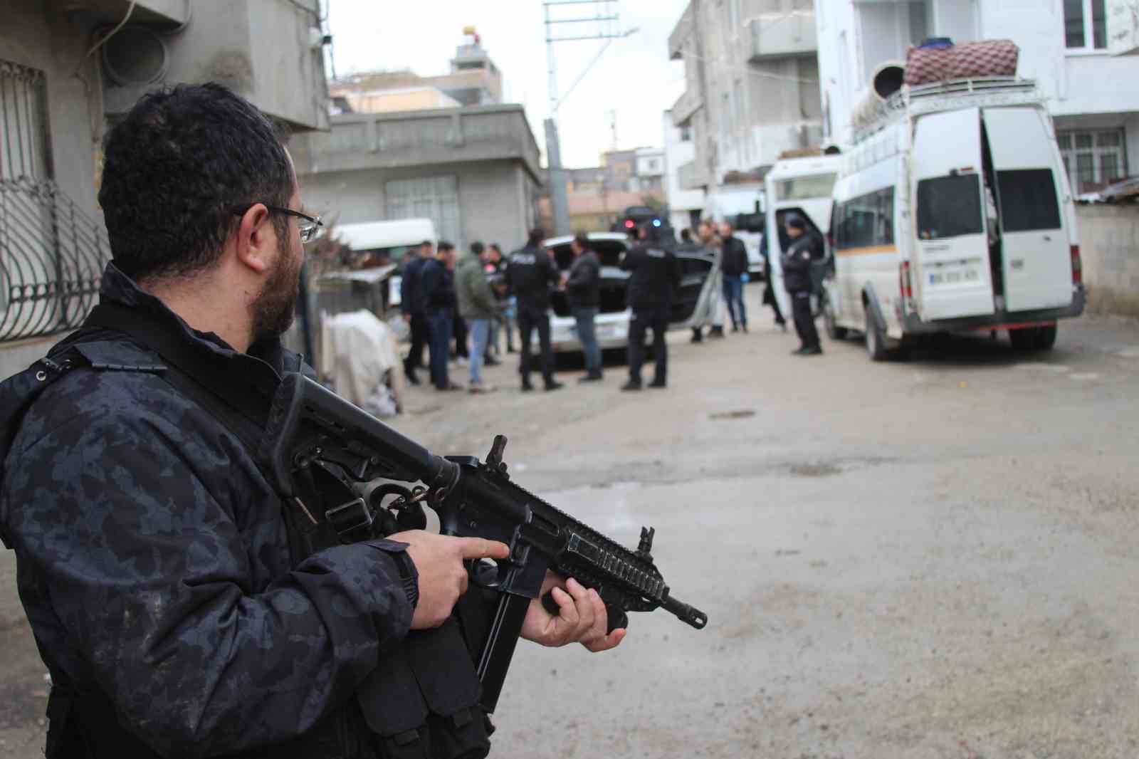 Adana’da taşlı, sopalı, silahlı kavga: 1 ölü, 5 yaralı
