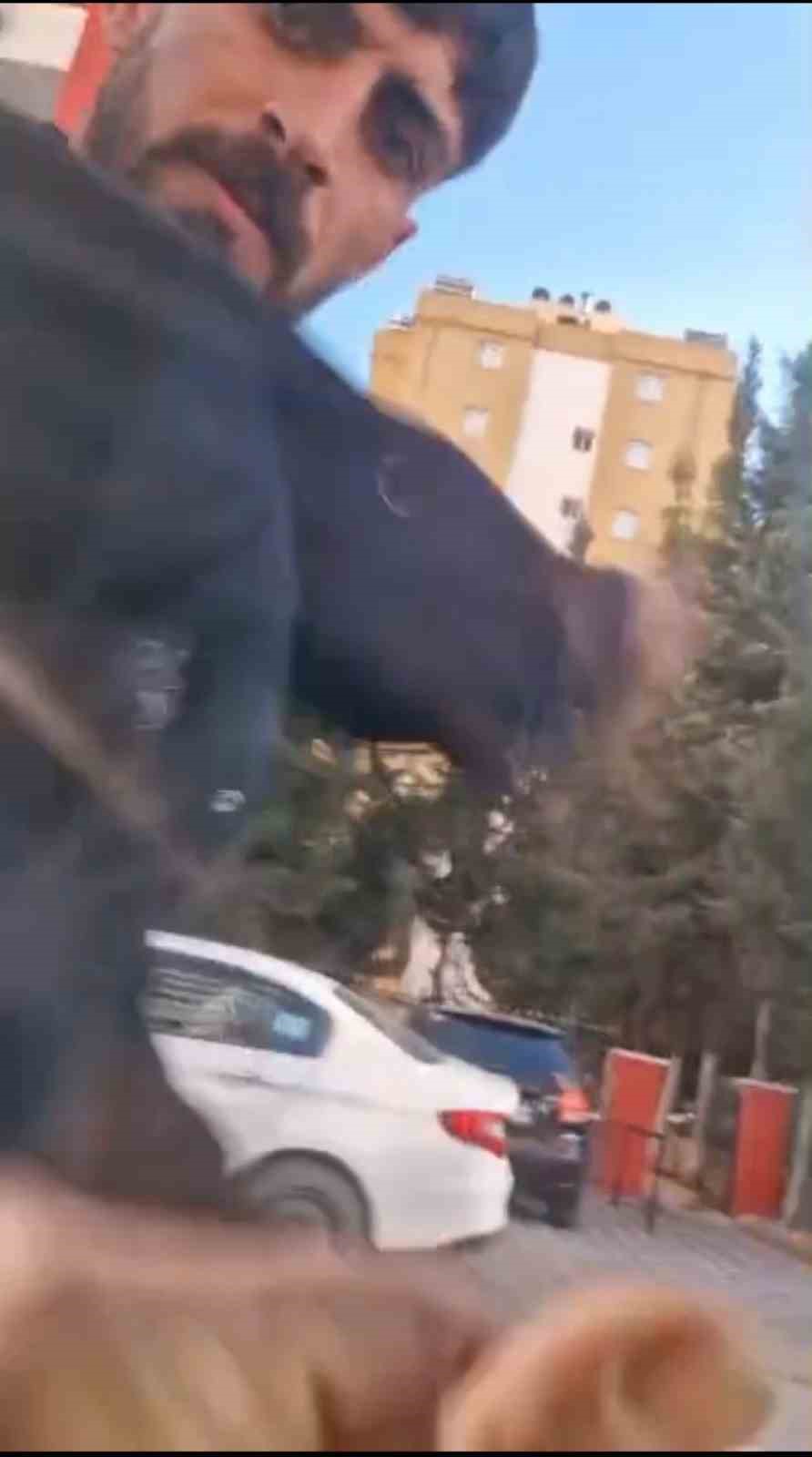 Adana’da trafikte yol verme kavgasında aracın önünü kesip saldırdılar
