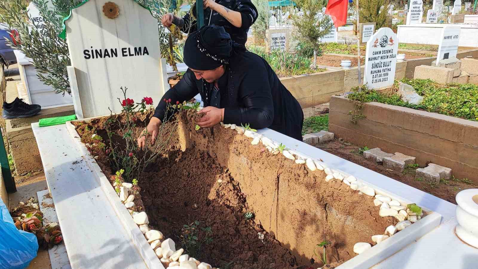 Adana’da yağışta oğlunun mezarı çöken anne gözyaşlarına boğuldu
