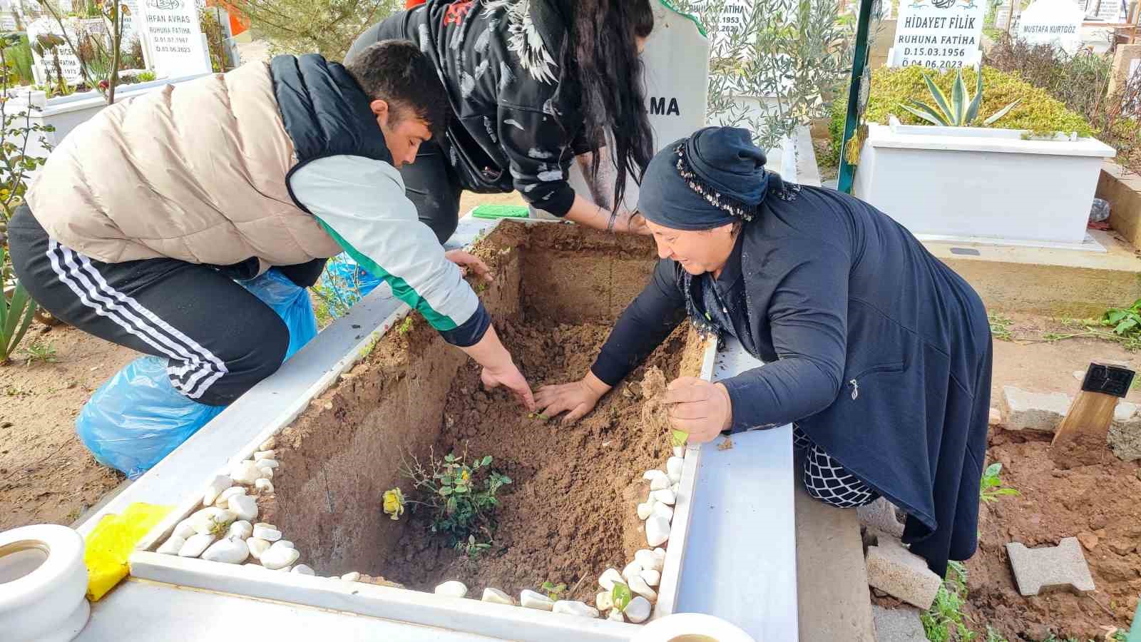 Adana’da yağışta oğlunun mezarı çöken anne gözyaşlarına boğuldu
