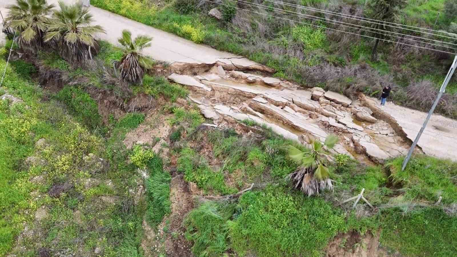 Adana’da yağmur heyelana neden oldu, yol çöktü
