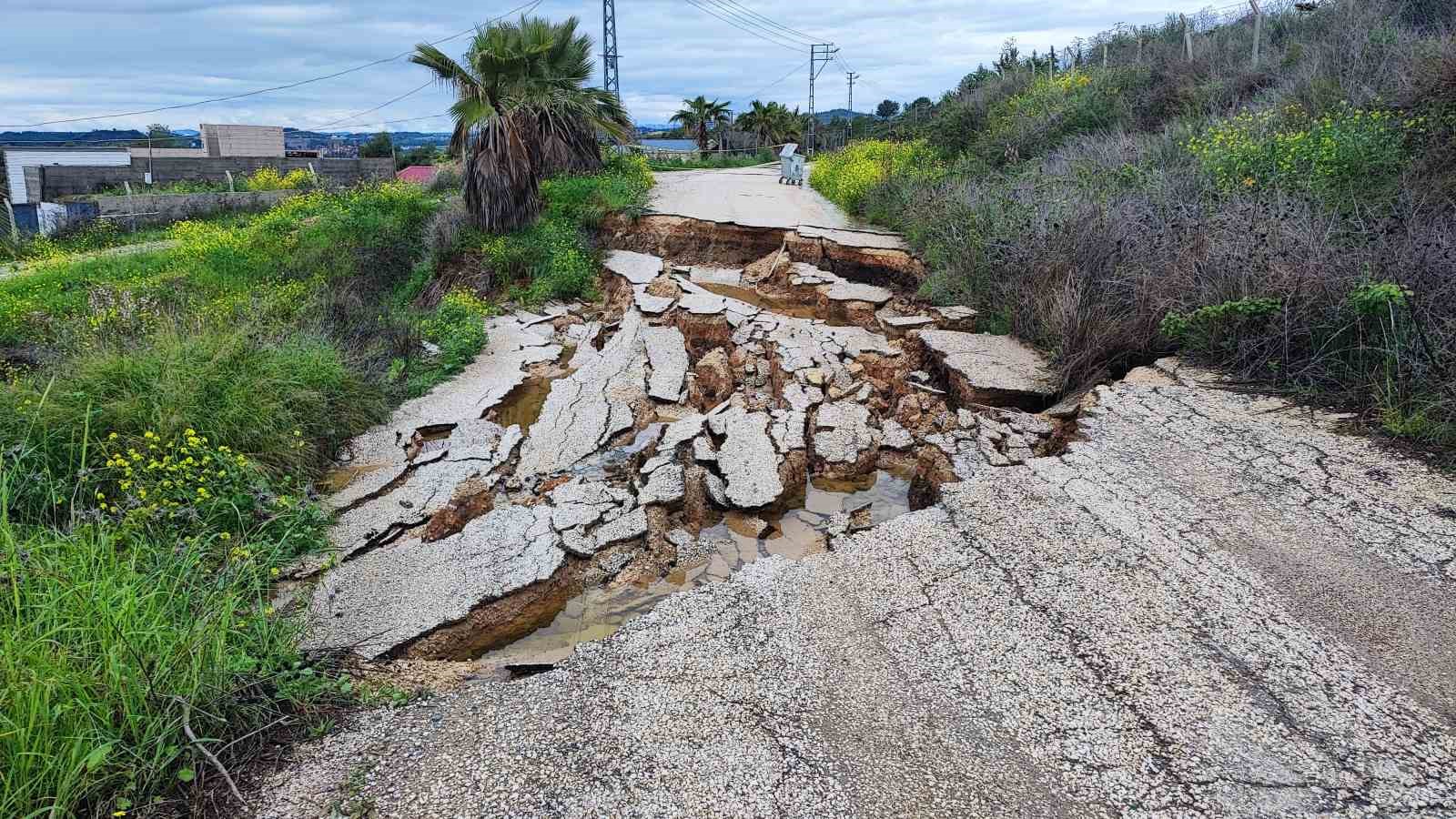 Adana’da yağmur heyelana neden oldu, yol çöktü
