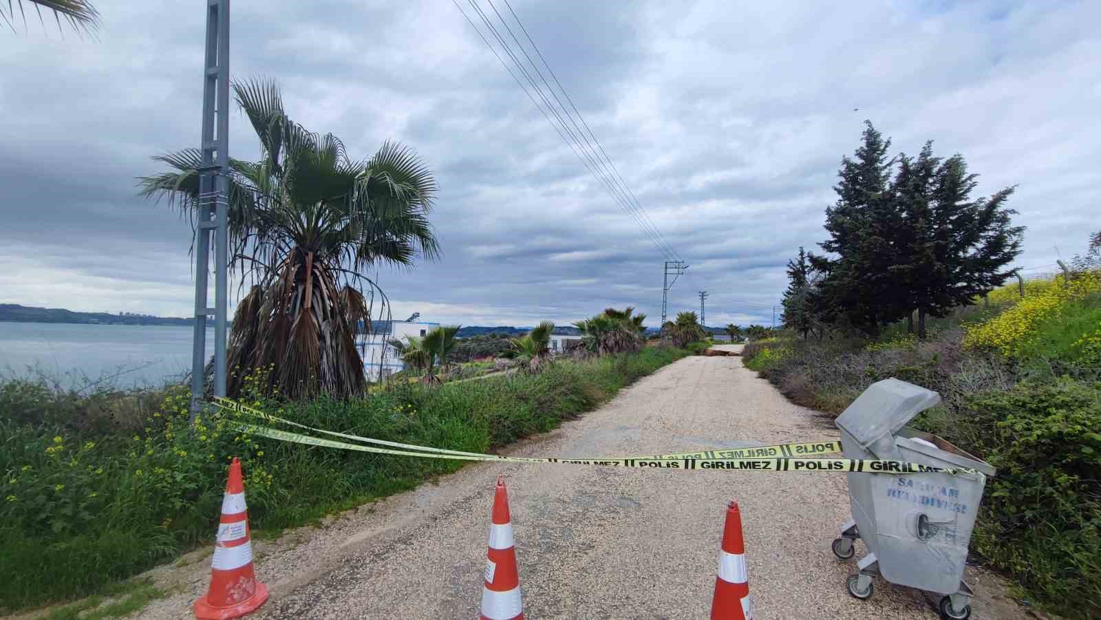 Adana’da yağmur heyelana neden oldu, yol çöktü
