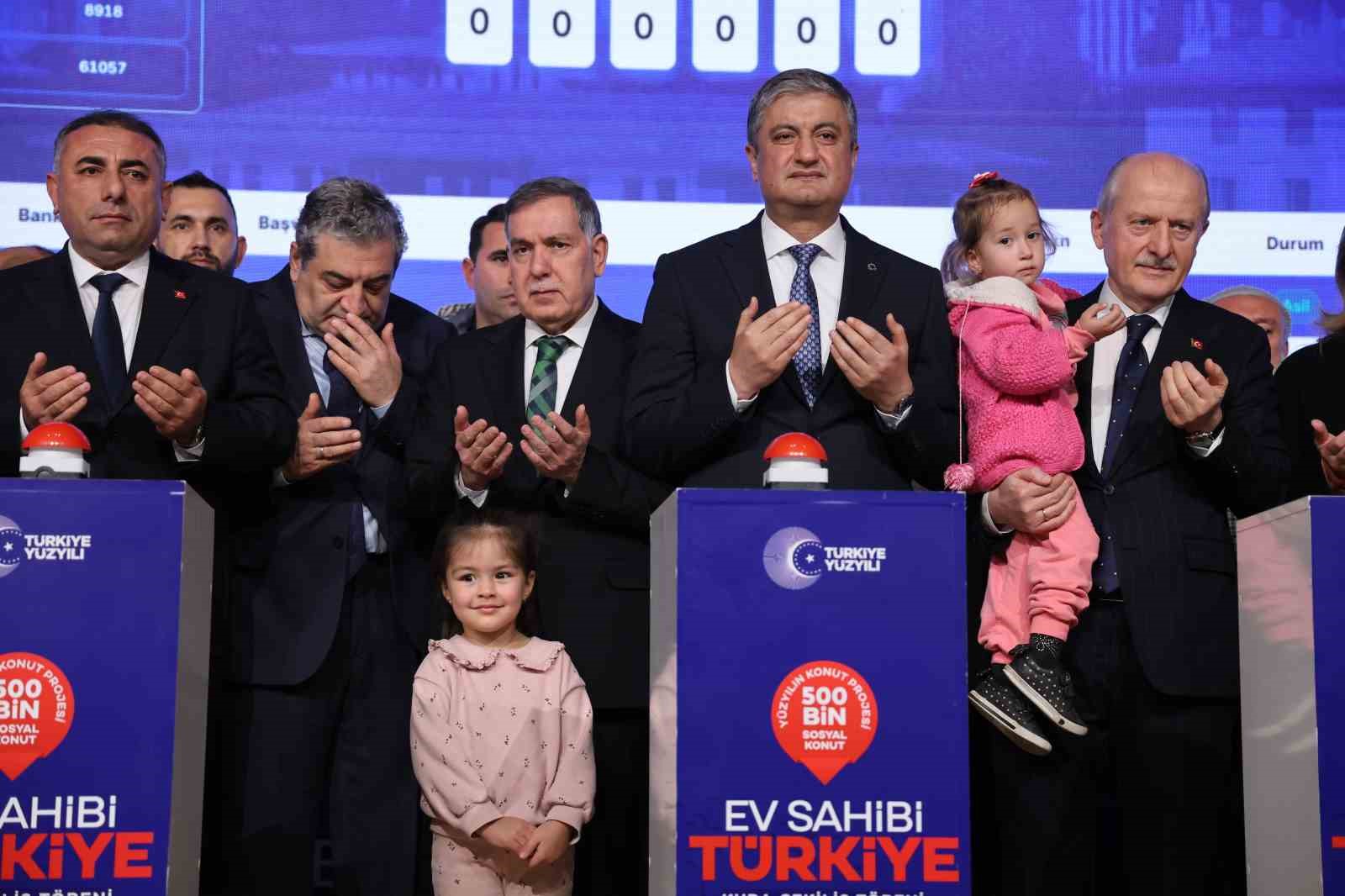 Adana’da ’Yüzyılın Konut Projesi’nin kuraları çekildi
Adana’da ’Yüzyılın Konut Projesi’nin kuraları çekildi