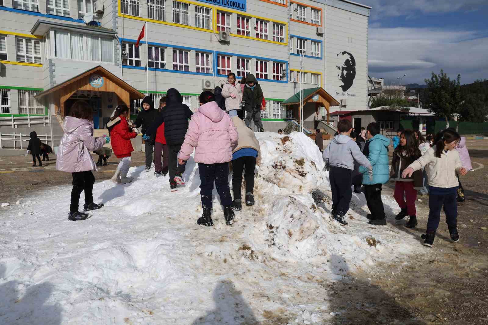 Adanalı öğrencilerin kamyon kamyon kar mutluluğu
