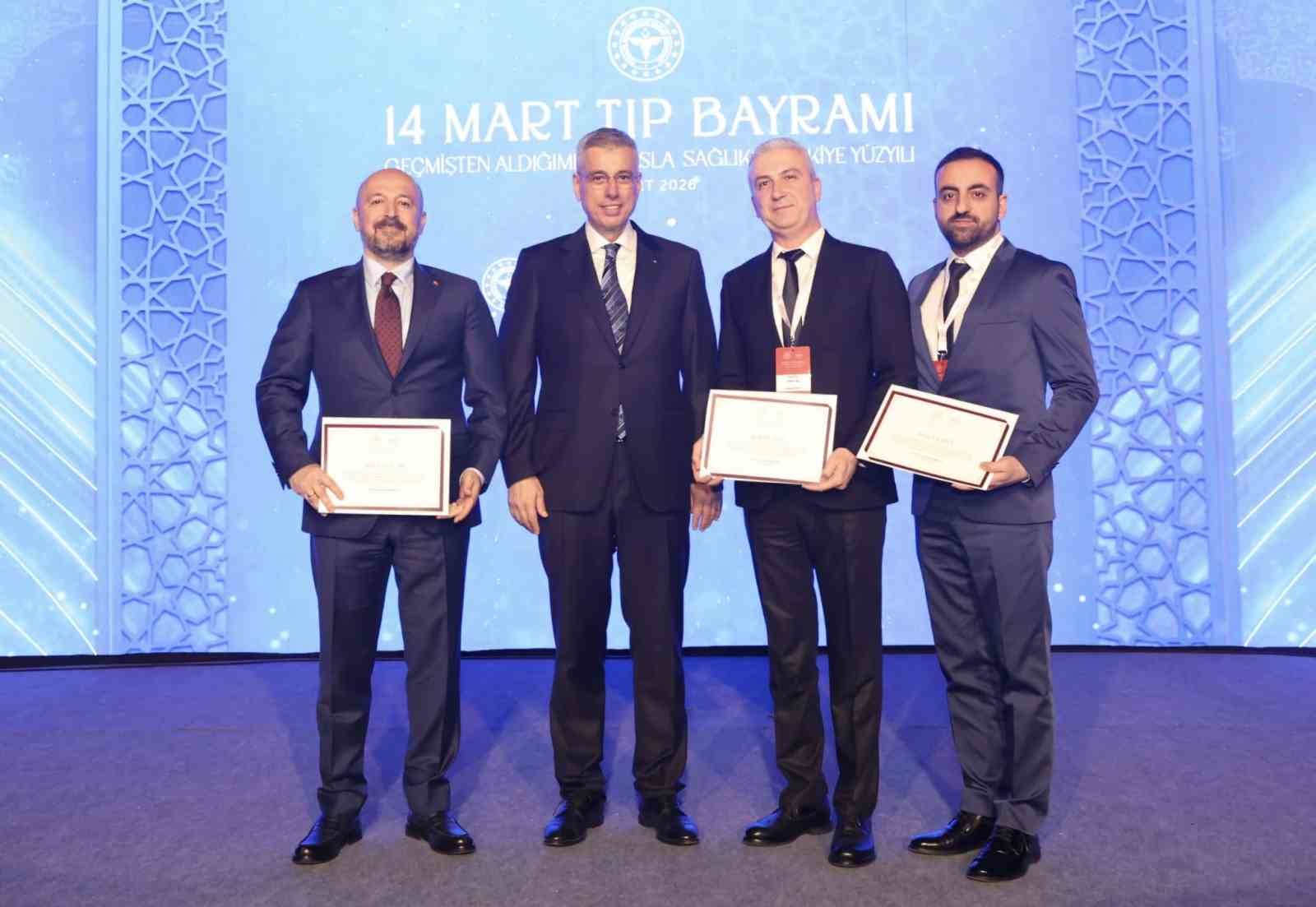 Adanalı sağlıkçılara "Yılın Hekimi" ve "Yılın Sağlık Çalışanı" ödülü
Adanalı sağlıkçılara "Yılın Hekimi" ve "Yılın Sağlık Çalışanı" ödülü