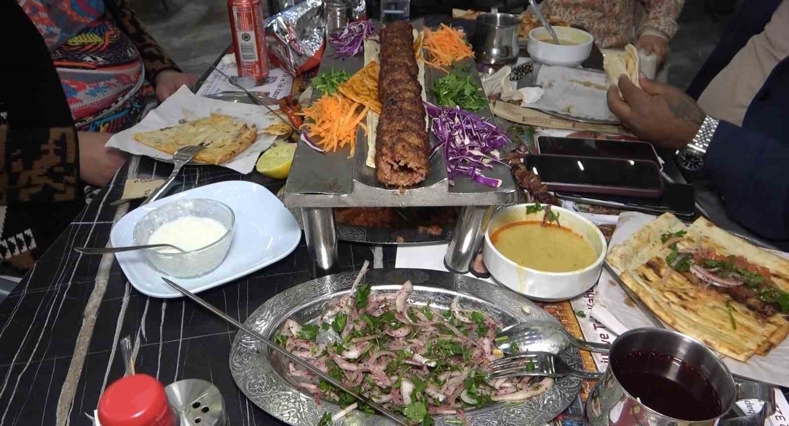 Adanalılar ilk iftarda kebapçılara akın etti
