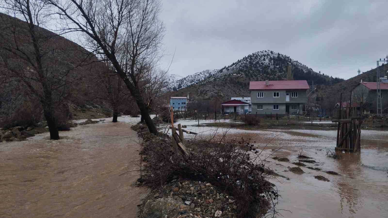 Adana’nın Feke, Saimbeyli ve Kozan ilçelerinde sel sonrası yoğun mesai
Adana’nın Feke, Saimbeyli ve Kozan ilçelerinde sel sonrası yoğun mesai