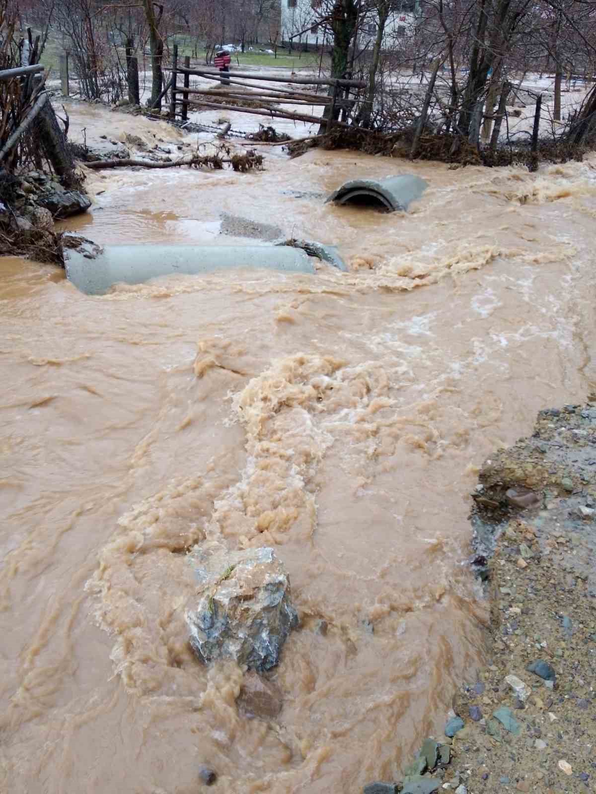 Adana’nın Feke, Saimbeyli ve Kozan ilçelerinde sel sonrası yoğun mesai
Adana’nın Feke, Saimbeyli ve Kozan ilçelerinde sel sonrası yoğun mesai