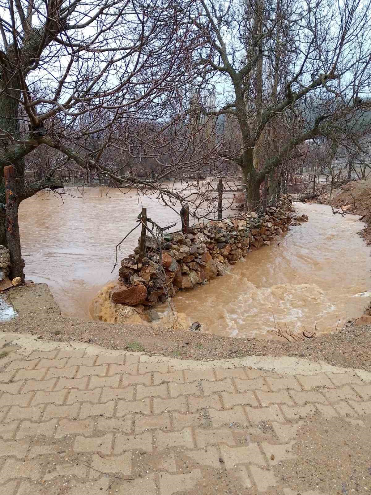 Adana’nın Feke, Saimbeyli ve Kozan ilçelerinde sel sonrası yoğun mesai
Adana’nın Feke, Saimbeyli ve Kozan ilçelerinde sel sonrası yoğun mesai